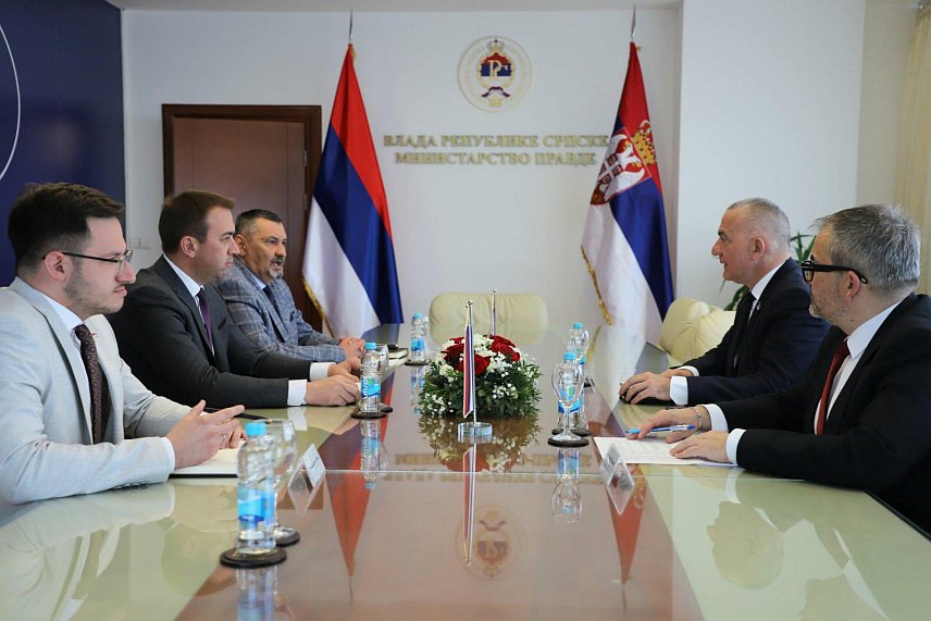 БАЊАЛУКА, 23. АПРИЛА /СРНА/ - Министри правде Републике Српске Горан Селак и Србије Ненад Вујић су на данашњем састанку у Бањалуци.