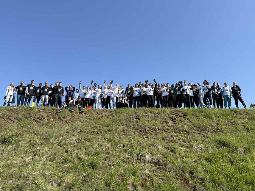 СТАНАРИ, 23. АПРИЛА /СРНА/ - У Станарима је засађено 500 стабала аутохтоних врста у великој акцији пошумљавања и уређења животне средине организованој поводом Међународног дана планете Земље.