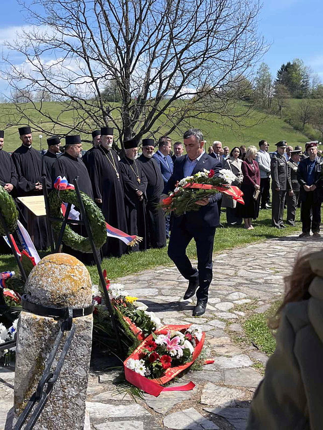 ГОРЊИ МИЛАНОВАЦ, 23. АПРИЛА /СРНА/ - Начелник општине Власеница Мирослав Краљевић положио је данас вијенац код спомен-обиљежја на Тргу кнеза Михаила, поводом обиљежавања Дана општине Горњи Милановац и 211 година од подизања Другог српског устанка.