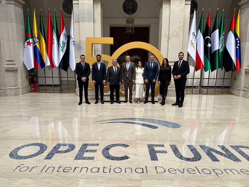 БАЊАЛУКА/БЕЧ, 23. АПРИЛА /СРНА/ - Вршилац дужности директора Инвестиционо-развојне банке /ИРБ/ Републике Српске Недељко Ћорић који је предводио делегацију ИРБ-а на данашњем састанку у Бечу са представницима Фонда ОПЕК.Делегација Фонда ОПЕК–а, предвођена директором развоја продаје и операција приватног сектора Саидом Тауфиком Ридом.