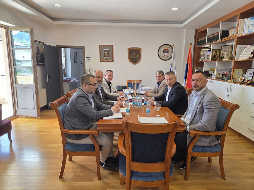 ВИШЕГРАД, 23. АПРИЛА /СРНА/ - Представници општине Вишеград и Републичке управе цивилне заштите потписали су споразум о сарадњи с циљем заједничког дјеловање на санацији мреже локалних и некатегорисаних путева на подручју ове локалне заједнице, а радови су почели данас.