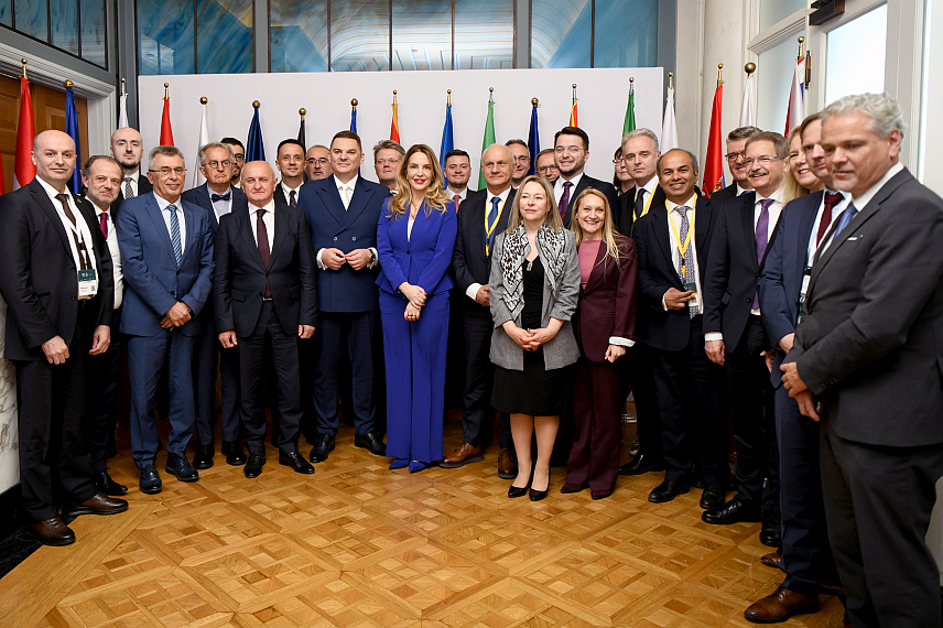 ТИВАТ, 23. АПРИЛА /СРНА/ - Министар енергетике и рударства Републике Српске Петар Ђокић изјавио је Срни да је у разговору са инвеститорима на "Адрија фјучер самиту" у Тивту истакнуто да је постоји велико интересовање за улагања у енергетски сектор у региону, али да је потребно створити сигурније окружење за улагања.