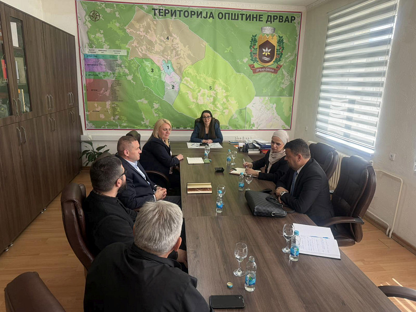 ДРВАР, 23. АПРИЛА /СРНА/ - Надлежни морају хитно да реагују како би српски повратници били заштићени, закључено је на састанку у Дрвару одржаном поводом нарушене безбједносне ситуације у српском повратничком селу Трубар, гд‌је су мигранти провалили у Храм Рођења Пресвете Богородице и опљачкали више домаћинстава.