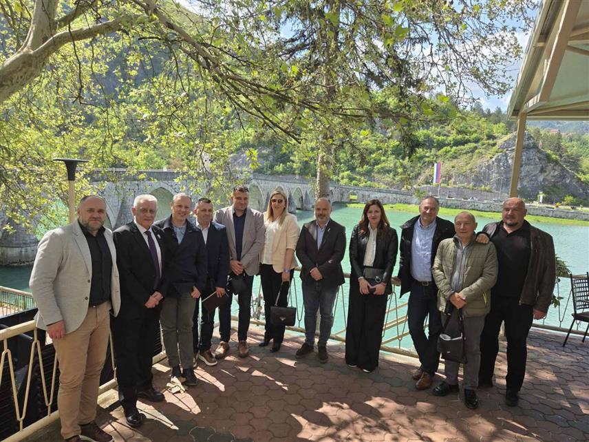 ВИШЕГРАД, 23. АПРИЛА /СРНА/ - Представници Удружења директора средњих школа Републике Српске и Друштва средњих школа Србије размијенили су на данашњем састанку у Вишеграду искуства и разматрали кључне изазове у области образовања с циљем што квалитетнијег управљања образовним установама.