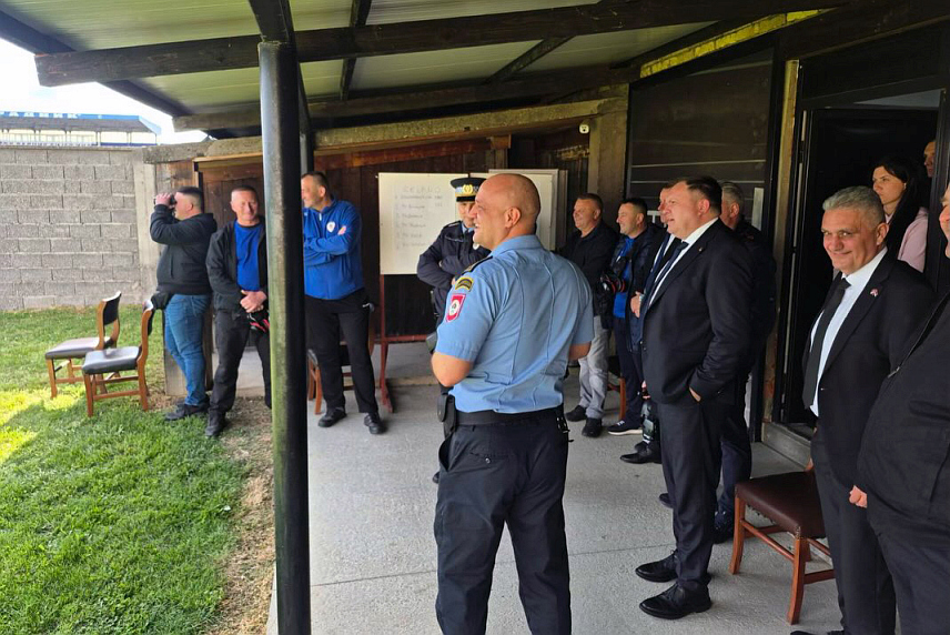 БИЈЕЉИНА, 23. АПРИЛА /СРНА/ - Министар унутрашњих послова Републике Српске Жељко Будимир данас је у Бијељини посјетио учеснике спортских игара радника унутрашњих послова и пружио подршку оваквим видовима дружења и јачања сарадње међу припадницима МУП-а.	
