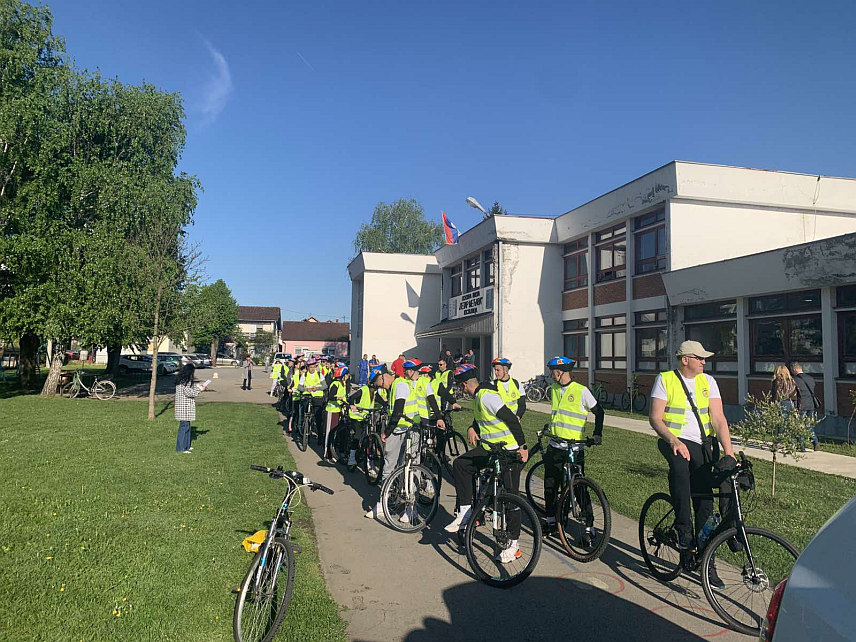 КОСТАЈНИЦА, 24. АПРИЛА /СРНА/ - Основци и средњошколци из Костајнице, њих 45, јутрос је бициклима кренуло на "Пут сјећања" до Доње Градине чиме ће обиљежити Дан сјећања на жртве геноцида у логору Јасеновац и његовом највећем стратишту Доњој Градини.