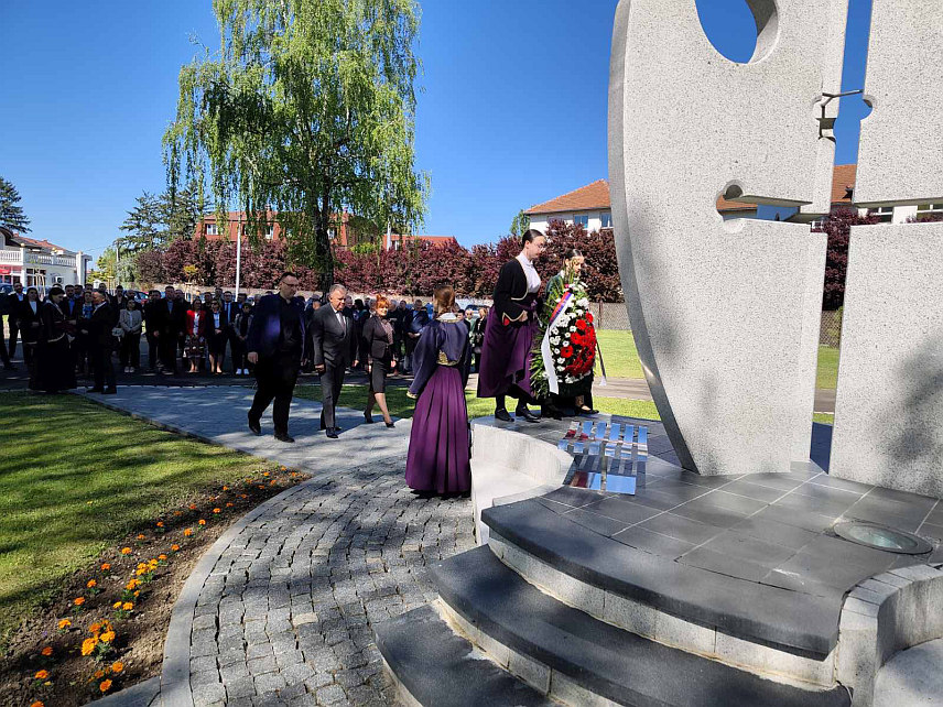 ГРАДИШКA, 24. АПРИЛА /СРНА/ - У Парку слободе у Градишци данас су положени вијенци и цвијеће на споменике жртвама усташког геноцида и погинулим борцима НОР-а, бисте народним херојима, Спомен-чесму Дијани Будисављевић и погинулим борцима Одбрамбено-отаџбинског рата, поводом обиљежавања Дана града – 24. априла и 81 године од ослобођења овог града од фашизма у Другом свјетском рату.