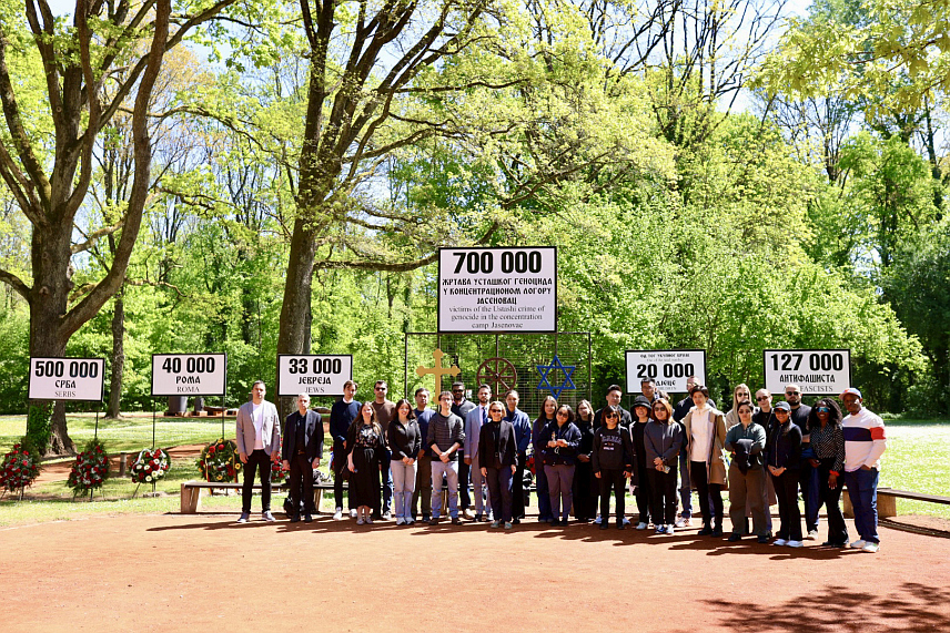 ДОЊА ГРАДИНА, 24. АПРИЛА /СРНА/ - Група алумниста престижних америчких универзитета Харвард и Стенфорд посјетила је данас Спомен-подручје Доња Градина, једно од највећих стратишта из периода Другог свјетског рата на Балкану, гдје су се упознали о страдањима која су се ту догодила и изразили поштовање према жртвама.