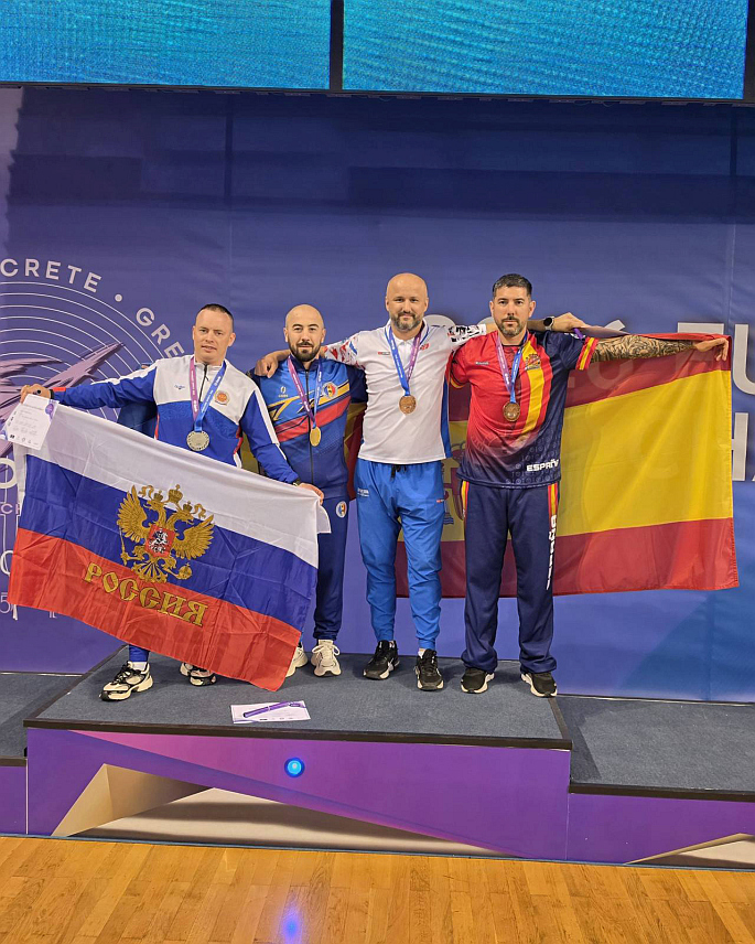 ЗВОРНИК, 24. АПРИЛА /СРНА/ - Миљан Ћосић, члан Таеквондо клуба "Српски соко" из Зворника, постао је првак Европе освајањем првог мјеста на првенсту на Криту, у конкуренцији ветерана у борбама у категорији већој од 92 килограма.