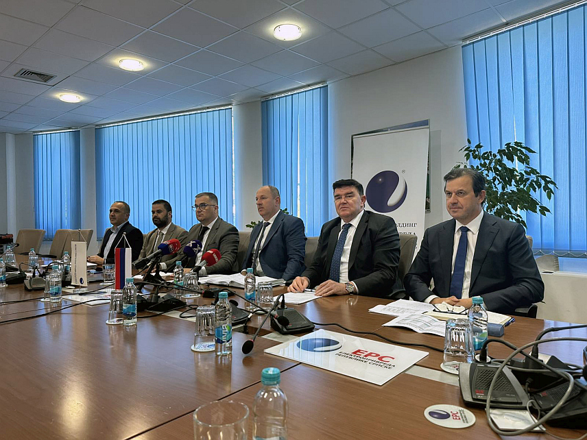 ТРЕБИЊЕ, 24. АПРИЛА /СРНА/ - Директор "Електропривреде Републике Српске" Лука Петровић са сарадницима на годишњој конференцији за новинаре данас у Требињу.