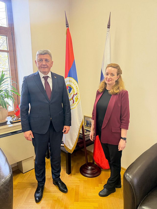 МОСКВА, 24. АПРИЛА /СРНА/ - Министар за научнотехнолошки развој и високо образовање Републике Српске Драга Мастиловић и савјетник шефа Представништва Републике Српске у Русији Ала Блинова разговарали су данас У Москви о унапређењу сарадње у области науке, технологије и високог образовања, са посебним акцентом на повезивање универзитета и истраживачких институција, реализацију заједничких пројеката, као и размјену студената и академског особља.