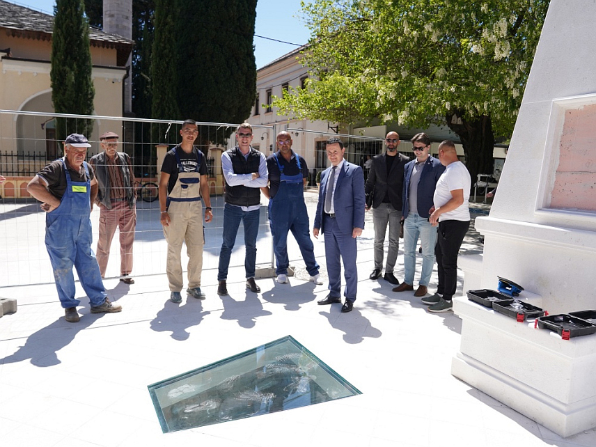 TРЕБИЊЕ, 24. АПРИЛА /СРНА/ - Градоначелник Требиња Мирко Ћурић током обиласка радова на изградњи чесме на Тргу Травуније у Старом граду, која је у завршној фази.