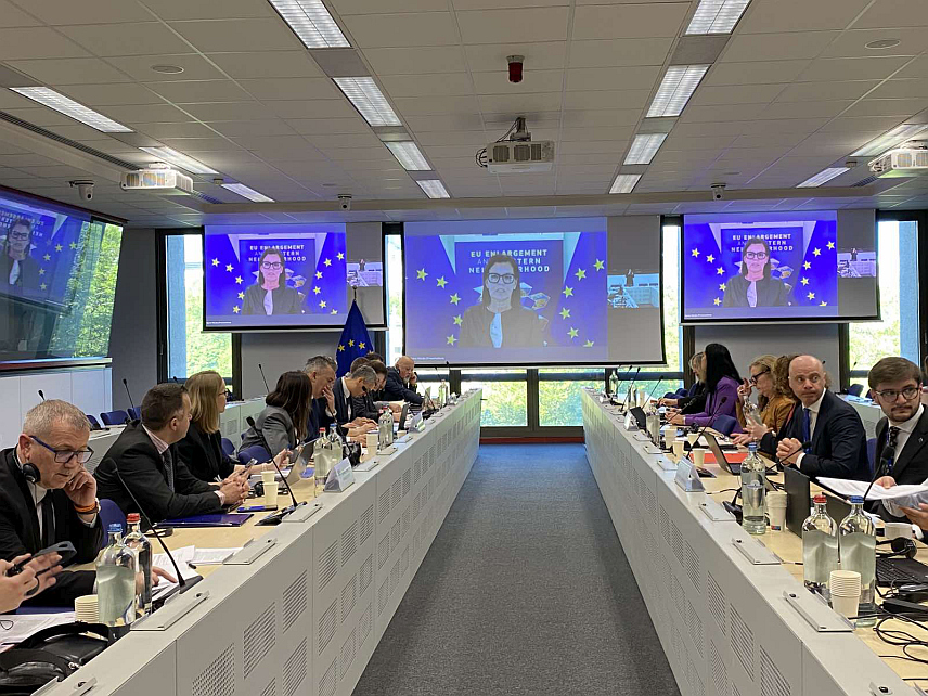 САРАЈЕВО, 24. АПРИЛА /СРНА/ - У Сарајеву је данас одржан девети састанак Радне групе за реформу јавне управе између ЕУ и БиХ, на којем је констатовано да је остварен ограничен напредак у овој области.