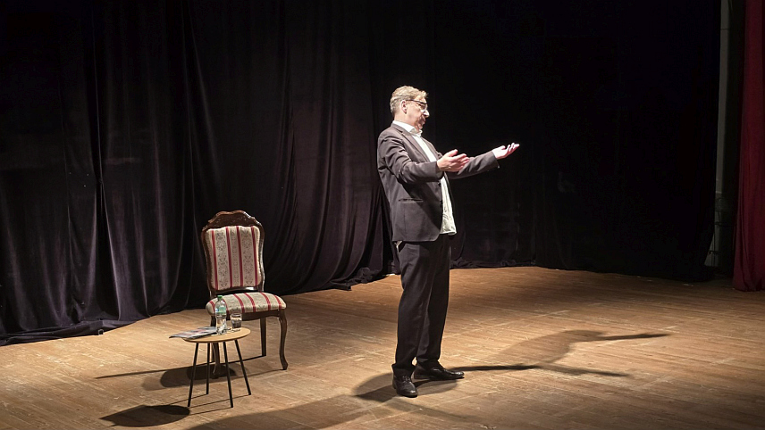 КОЗАРСКА ДУБИЦА, 25. АПРИЛА /СРНА/ - Познати глумац Tихомир Станић извео је представу под називом "Мала моја из Босанске Крупе" пред публиком у Козарској Дубици, мноштвом познатих и пријатељских лица која га сјећају на дјетињство проведено у том граду.