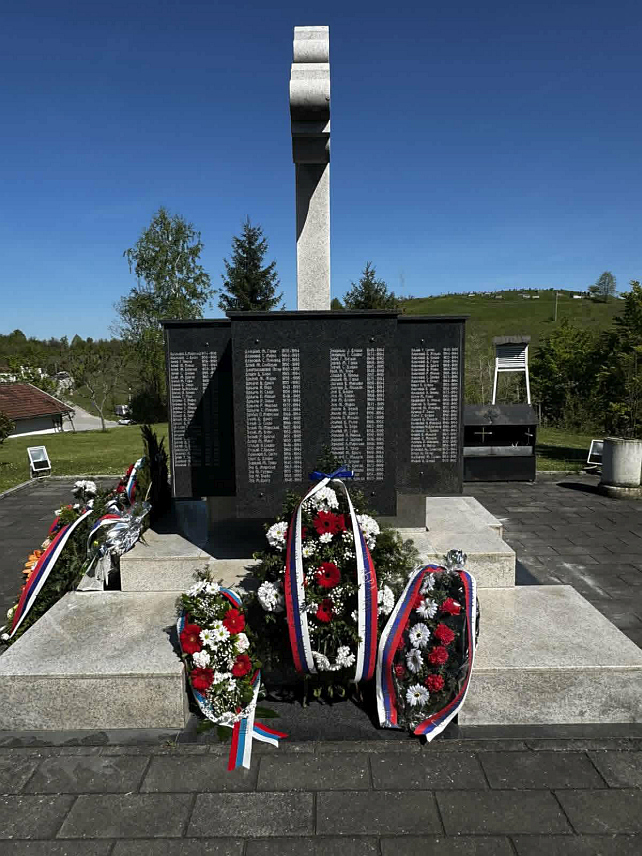 КРУПА НА УНИ, 25. АПРИЛА /СРНА/ - У Доњем Дубовику, административном центру општине Крупа на Уни, данас је служен парастос, положени су вијенци и прислужене свијеће поводом обиљежавања Дана 11. крупске лаке пјешадијске бригаде и 34 године од оснивања бригаде.