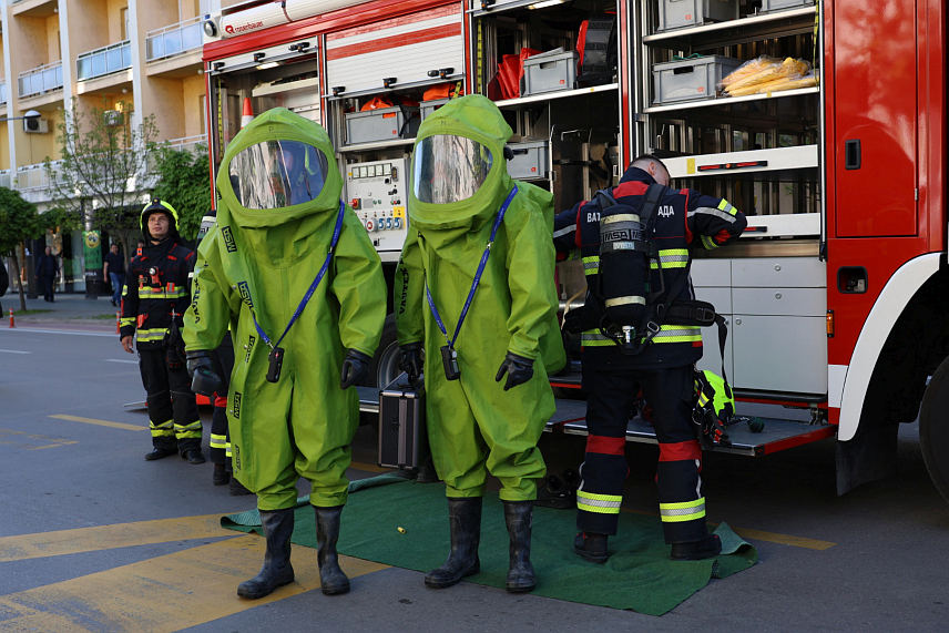 БАЊАЛУКА, 25. АПРИЛА /СРНА/ - Припадници Одсјека за послове цивилне заштите и Професионалне територијално ватрогасно-спасилачке јединице Бањалука успјешно су извели показну вјежбу детекције и неутралисања сумњивог пакета и гашења пожара, као и транспорта унесрећног лица на Универзитетски клинички центар Републике Српске. Вјежба је изведена уз помоћ радника "Пошта Српске" и службе хитне медицинске помоћи Дома здравља. /Фото - Борислав Здриња/