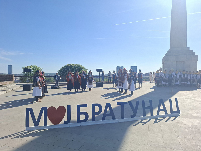 БЕОГРАД, 25. АПРИЛА /СРНА/ - Културно-умјетничко друштво /КУД/ "Мост" из Братунца представило се данас игром, пјесмом и неодољивом енергијом Београђанима и бројним туристима на платоу код споменика "Победник" на Београдској тврђави.