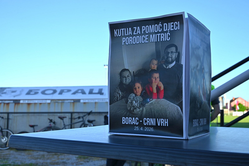 ШАМАЦ, 25. АПРИЛА /СРНА/ - У хуманитарној акцији у организацији општине Шамац и локалног Фудбалског клуба /ФК/ "Борац" данас је прикупљено око 1.700 КМ помоћи дјеци свештеника Ненада Митрића из Дервенте, који је са супругом погинуо у саобраћајној несрећи.