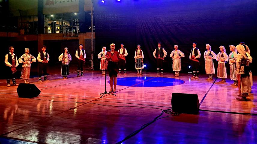 ТЕСЛИЋ, 25. АПРИЛА /СРНА/ - Културно-умјетничко друштво /КУД/ "Вез" из Теслића организовало је годишњи концерт поводом 15 година рада и Дана града Теслић.