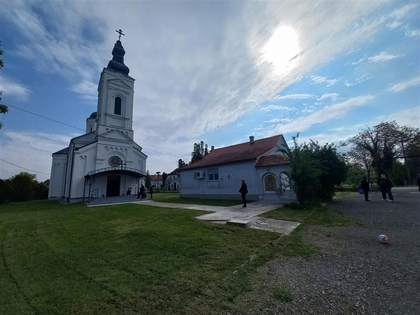 ЈАСЕНОВАЦ, 26. АПРИЛА /СРНА/ - До манастира Јасеновац нема путоказа нити натписа који би информисао случајног пролазника да ту постоји храм, који је свједок великог људског страдања у тако малом мјесту, али и подсјетник на снагу и значај духовног живота, обнове, заједништва и посвећености Богу.