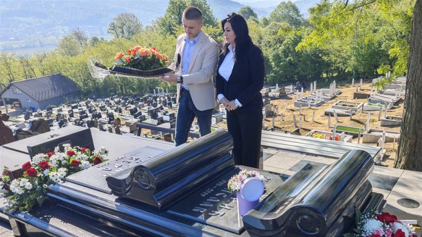 ДОБОЈ, 26. АПРИЛА /СРНА/ - Представници добојског Градског одбора СДС-а положили су данас вијенaц на гроб некадашњег потпредсједника СДС-а Бранислава Гарића поводом 17 година од његовог убиства.