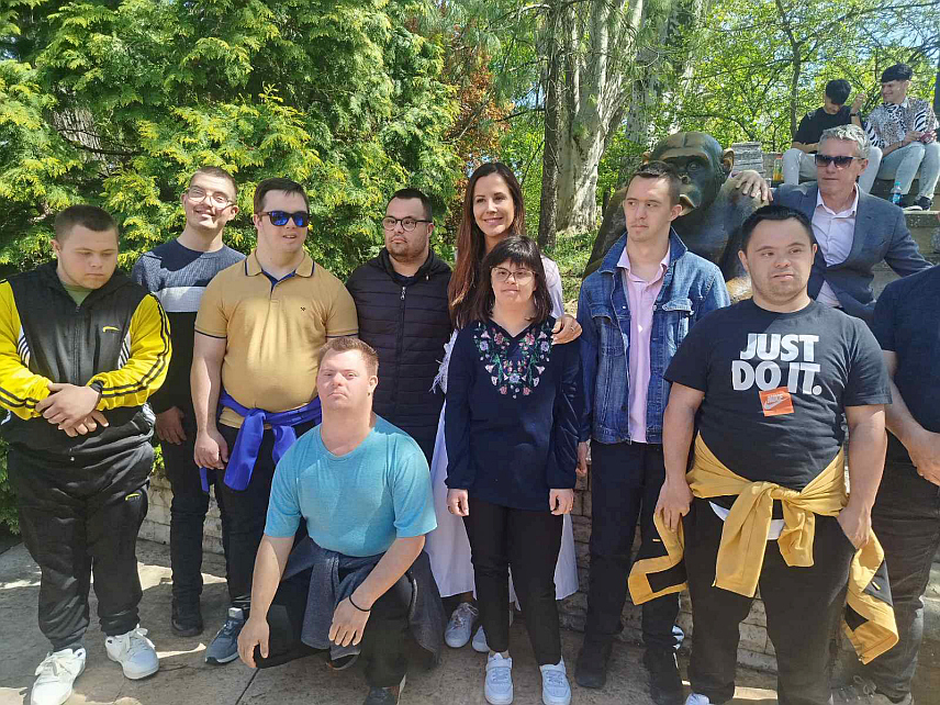 БЕОГРАД, 26. АПРИЛА /СРНА/ - Тринаесточлана група младих из Даун синдром центра из Бањалуке данас је са терапеутима и руководством центра боравила у Београду на позив амбасадора Међународног института за Даунов синдром "Лазаро" и супруге предсједника Србије Тамаре Вучић.