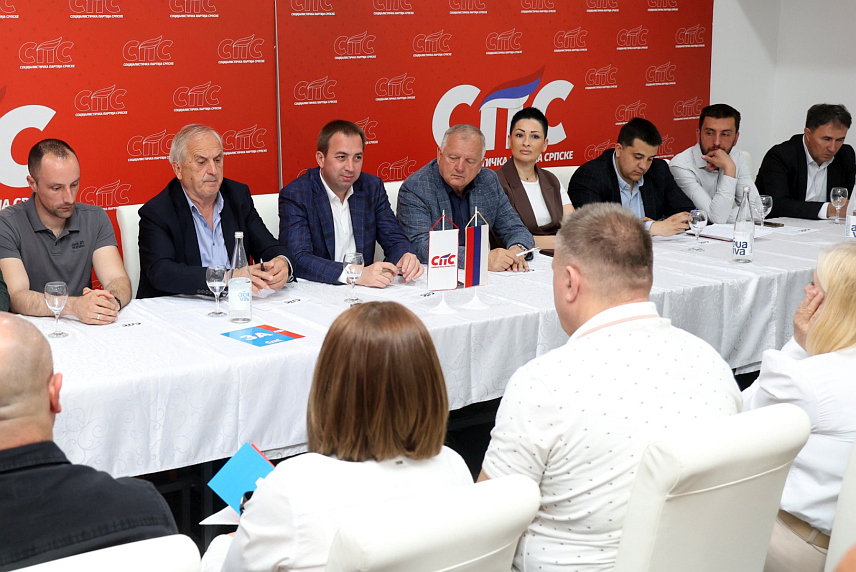 ДОБОЈ, 26. АПРИЛА /СРНА/ - Повјереништво Социјалистичке партије Српске /СПС/ одржало је данас у Добоју састанак, на којем је разговарано о даљем јачању партијске организације и активности. Састанку су присуствовали предсједник СПС-а Горан Селак и потпредсједник партије Драгутин Шкребић.