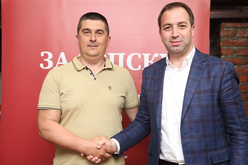 БАЊАЛУКА, 26. АПРИЛА /СРНА/ - Одборник у Скупштини општине Братунац Миодраг Јаковљевић приступио је Социјалистичкој партији Српске. Долазак Јаковљевића у СПС потврђен је на регионалном састанку странке, одржаном са представницима партије из Зворника, Шековића, Братунца и Осмака, којем је присуствовао и предсједник партије Горан Селак.