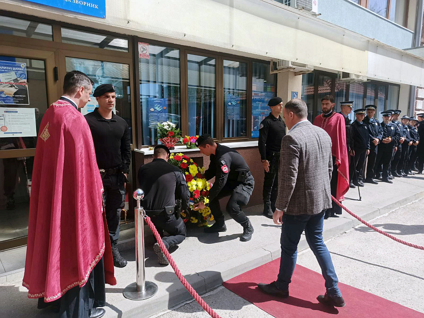 ЗВОРНИК, 27. АПРИЛ А/СРНА/ - У Зворнику је данас одата почаст полицајцу Драгану Ђурићу, убијеном у терористичком нападу на зворничку Полицијску станицу који је прије 11 година извршио вехабија Нердин Ибрић, уз подсјећање да за овај гнусни терористички чин још нико није одговарао.