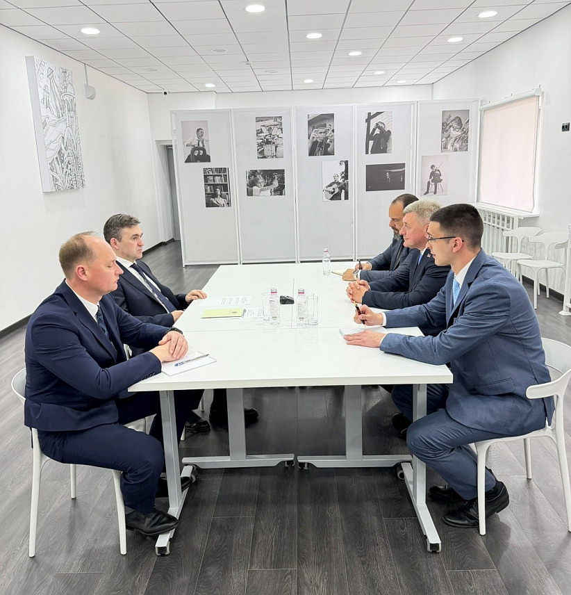 БАЊАЛУКА, 27. АПРИЛА /СРНА/ - Министар за научнотехнолошки развој и високо образовање Републике Српске Драга Мастиловић разговарао је данас са губернатором Ивановске области Руске Федерације Станиславом Воскресенским о могућностима успостављања још боље сарадње између универзитета и научноистраживачких институција, укључујући размјену студената, наставног особља и истраживача.