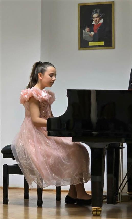 ГАЦКО, 27. АПРИЛА /СРНА/ - Четири талентована ученика гатачког подручног одјељења Основне музичке школе "Свети Роман Мелод" освојила су прве награде на Интернационалном такмичењу музичких школа "Tребиње класик". У неколико категорија, прве награде освојили су ученици Александра Милошевић, Леона Вујадиновић, Урош Милошевић и Анастасија Антељ.