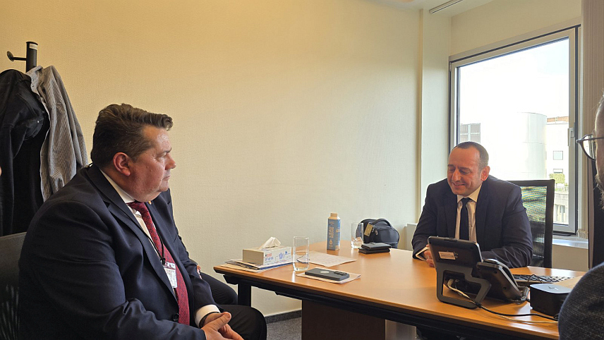 СТРАЗБУР, 27. АПРИЛА /СРНА/ - Предсједник Народне скупштине Републике Српске Ненад Стевандић разговарао је са послаником Европског парламента са Кипра Геадисом Геадијем и истакао да су утврђени заједнички ставови и подударност политика у заштити суверенизма.