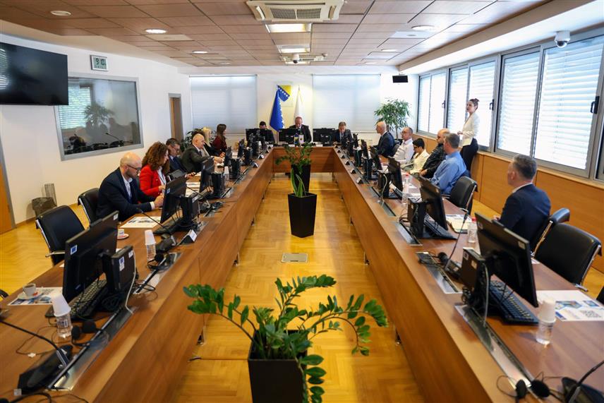 САРАЈЕВО, 28. АПРИЛА /СРНА/ - Високи судски и тужилачки савјет /ВСТС/ БиХ и Агенција за идентификациона документа, евиденцију и размјену података /ИДДЕЕА/ представили су данас у Сарајеву поступак издавања дигиталних увјерења о невођењу кривичног поступка у пилот судовима у Сарајеву, Мостару, Бихаћу и Широком Бријегу.