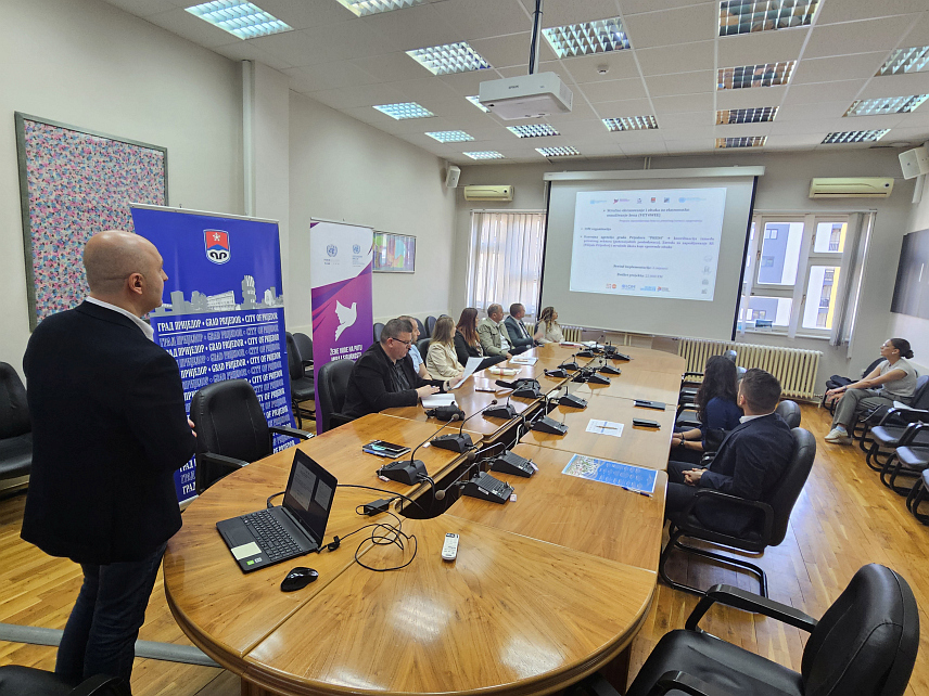 ПРИЈЕДОР, 28. АПРИЛА /СРНА/ - Предсједник Скупштине града Приједора Игор Кнегињић на презентацији пројекта "Стручно образовање и обука за економско оснаживање жена", која је данас организована у Градској управи.