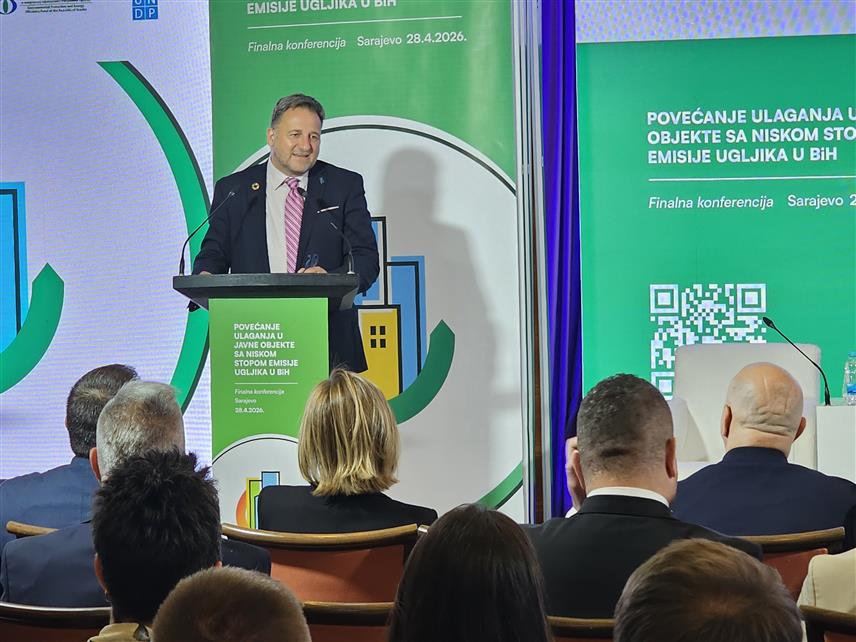 САРАЈЕВО, 28. АПРИЛА /СРНА/ - Резидентни представник УДНП-а у БиХ Рено Мејер на конференцији за новинаре у Сарајеву поводом завршета пројекта унапређења улагања у јавне објекте са ниском емисијом угљеника у БиХ.