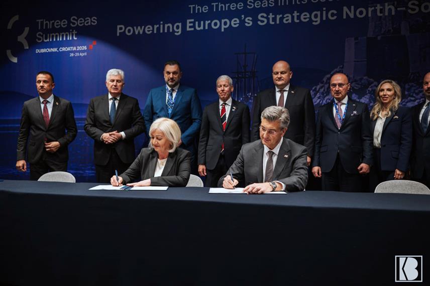 ДУБРОВНИК, 28. АПРИЛА /СРНА/ - Предсједавајућа Савјета министара Борјана Кришто и хрватски премијер Андреј Пленковић потписали су данас у Дубровнику споразум о "Јужној интерконекцији", енергетском пројекту који подразумијева изградњу гасовода с циљем обезбјеђивања сигурног и стабилног снабдијевања енергијом.