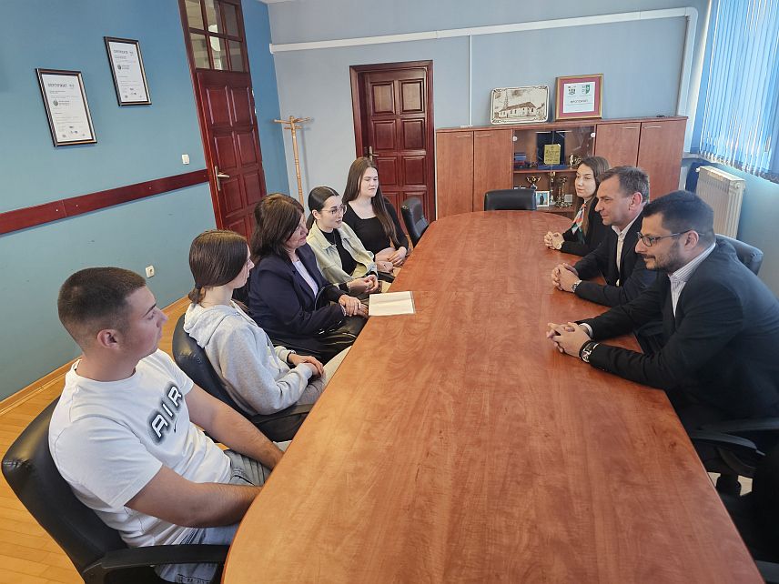 УГЉЕВИК, 28. АПРИЛА /СРНА/ - Начелник општине Угљевик Драган Гајић на састанку са директором Средњошколског центра "Михаило Петровић Алас" Весном Лакић поводом организације матурске вечери.