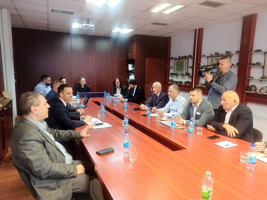 ЗВОРЕНИК, 28. АПРИЛА /СРНА/ - Сеизмички, тектонски и хидрогеолошки фактори указују да Черкезовац на Трговској гори у Хрватској није адекватна локација за изградњу одлагалишта радиоактивног отпада, јер је то нумерички доказано, изјавио је данас замјеник директора Завода за геолошка истраживања Републике Српске Цвјетко Сандић.