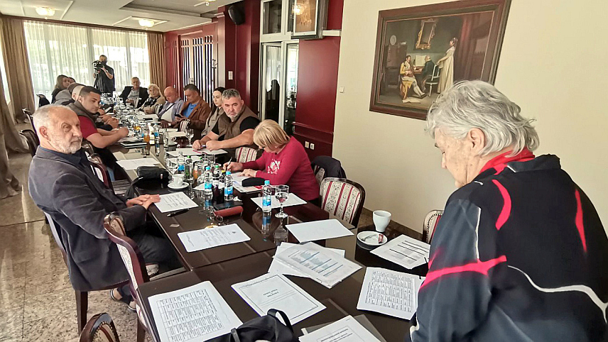 ДОБОЈ, 28. АПРИЛА /СРНА/ - Судови и даље игноришу Закон о заштити потрошача као лекс специјалис у донесеним рјешењима и доводе у неповољан положај потрошаче, изјавила је предсједник добојског Удружења за заштиту потрошача Снежана Шешлија.