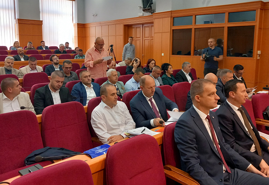 ТРЕБИЊЕ, 28.АПРИЛА /СРНА/ - Сједница Скупштине града Требиње.