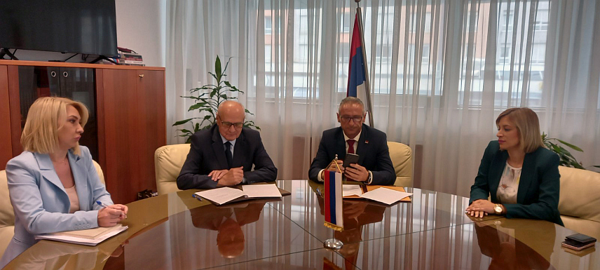 БАЊАЛУКА, 29. АПРИЛА /СРНА/ - Министар рада и борачко-инвалидске заштите Републике Српске Радан Остојић и предсједник Удружења пензионера Српске Ратко Трифуновић потписали су уговор о додјели 3,3 милиона КМ за реализацију пројекта бањске рехабилитације чланова овог удружења.