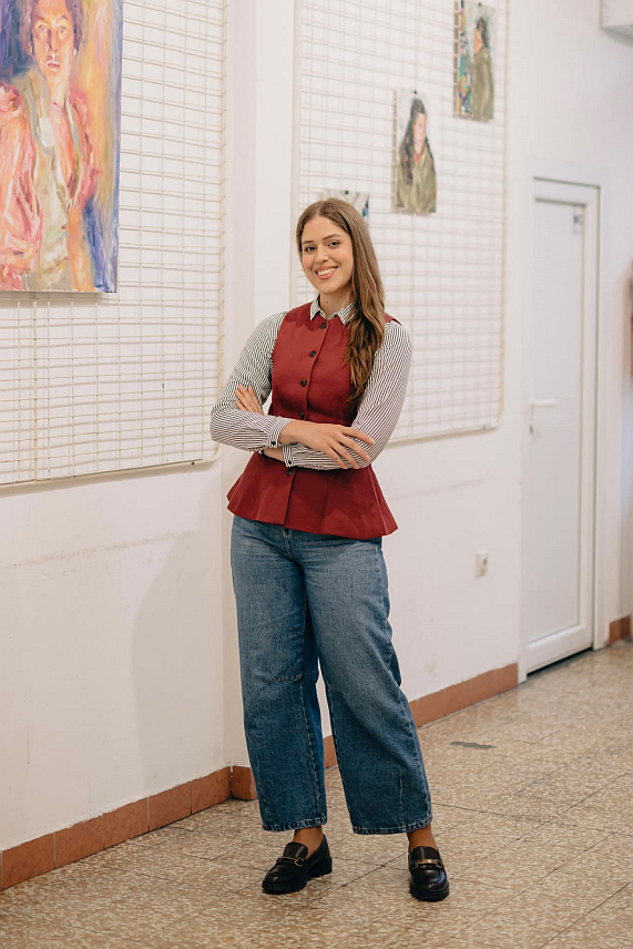 БАЊАЛУКА, 29. АПРИЛА /СРНА/ - У Бањалуци је отворена прва самостална изложба радова Српчанке Милице Врховац под називом "Лице блискости" чију поставку чине углавном портрети сликани техником уља на платну. /Уступљена фотографија - Аљоша Гудураш/