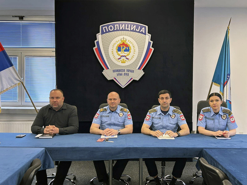 БАЊАЛУКА, 29. АПРИЛА /СРНА/ - Начелник Сектора криминалистичке полиције Славиша Којић, начелник Полицијске управе Бањалука Ђурица Вукелић и начелник Сектора полиције Момчило Марић на конференцији за новинаре у Бањалуци.