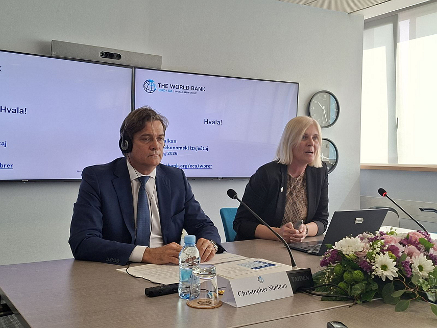 САРАЈЕВО, 29. АПРИЛА /СРНА/ - Економиста Свјетске банке Сандра Хливњак и шеф Канцеларије Свјетске банке за БиХ и Црну Гору Кристофер Шелдон на конференцији за новинаре у Сарајеву.