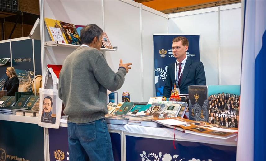 САРАЈЕВО, 29. АПРИЛА /СРНА/ - Кијевски режим користи нацистичке методе борбе против руске књижевности, као и свега што је повезано са Русијом, саопштено је из Амбасаде Руске Федерације у БиХ након што је украјинско дипломатско представништво критиковало руско учешће на Међународном сајму књига у Сарајеву.