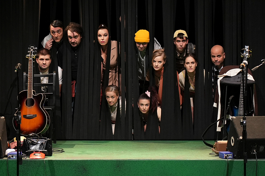 БАЊАЛУКА, 29. АПРИЛА /СРНА/ - Представа "Шине" Народног позоришта Републике Српске учествоваће на Позоришним играма БиХ у Јајцу од 26. јуна до 3. јула.