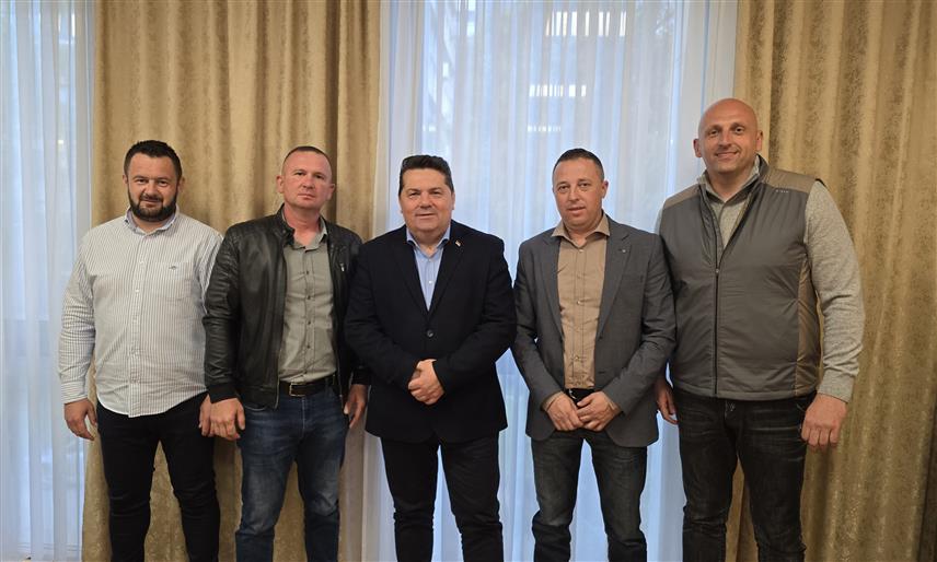 БАЊАЛУКА, 29. АПРИЛА /СРНА/ - Уједињена Српска саопштила је да им се у Осмацима придружио одборник у Скупштини општине Лука Тадић /ДЕМОС/.