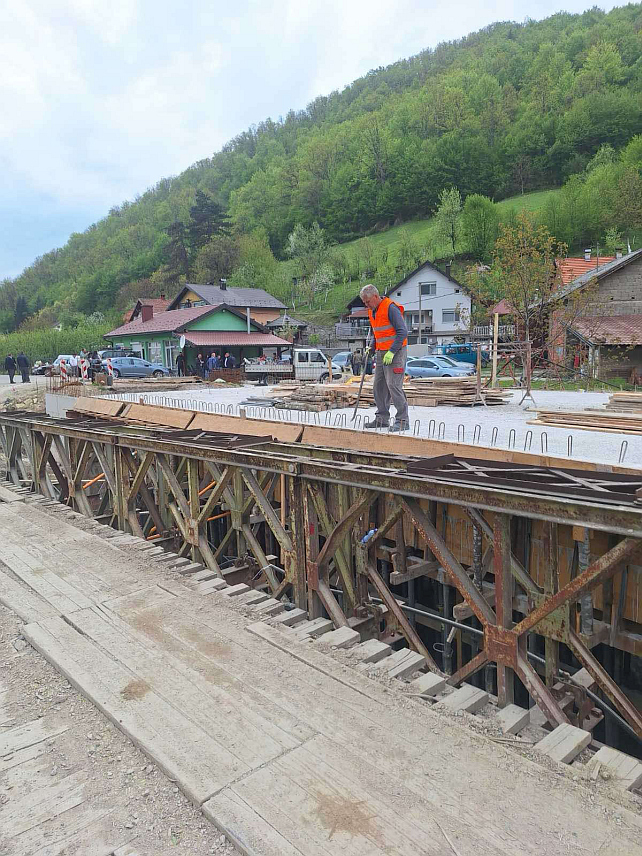 КОТОР ВАРОШ, 29. АПРИЛА /СРНА/ - Мост "Шипраге два" у општини Котор Варош за саобраћај ће бити отворен најкасније за 45 дана.