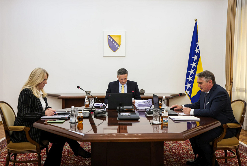 САРАЈЕВО, 29. АПРИЛА /СРНА/ - Сједница Предсједништва БиХ одржана данас у Сарајеву.