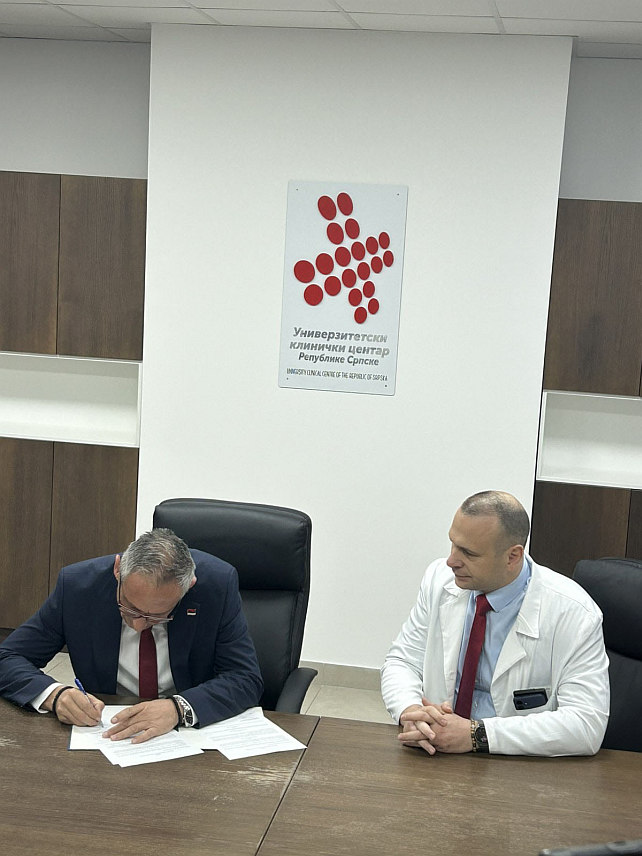 АЊАЛУКА, 2. АПРИЛА /СРНА/ - У Универзитетском клиничком центру /УКЦ/ Републике Српске у Бањалуци данас је потписан протокол о сарадњи између ове здравствене установе и Министарства рада и борачко-инвалидске заштите Српске ради унапређења остваривања права из области здравствене заштите за припаднике борачких категорија, цивилних жртава рата и ратне тортуре.